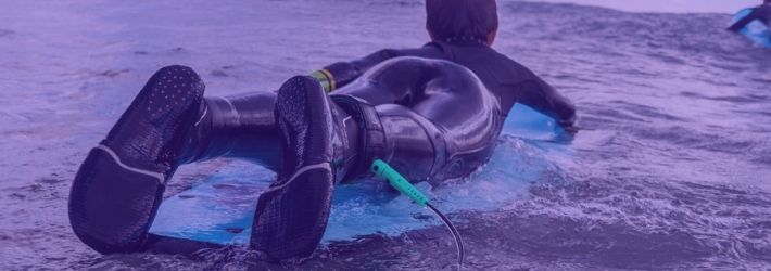 Mute, calzari e guanti da surf: guida completa